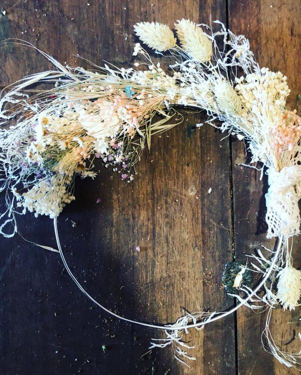 couronne de fleurs séchées blanches